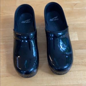 Dansko Black Patent Leather closed-back clog, sz 9